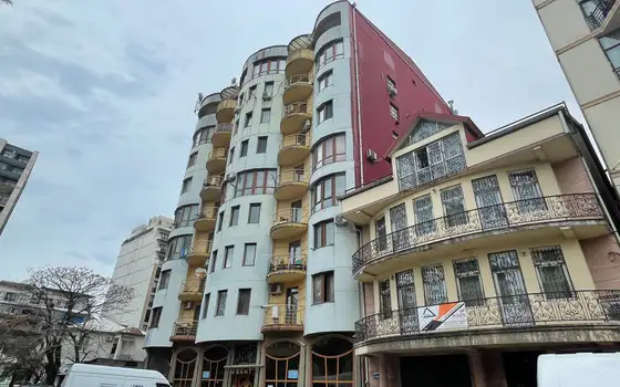 Новый жилой дом на улице Казбеги в городе Батуми. Квартиры с видом на море и на город.