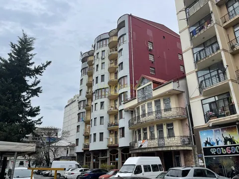 Новый жилой дом на улице Казбеги в городе Батуми. Квартиры с видом на море и на город.