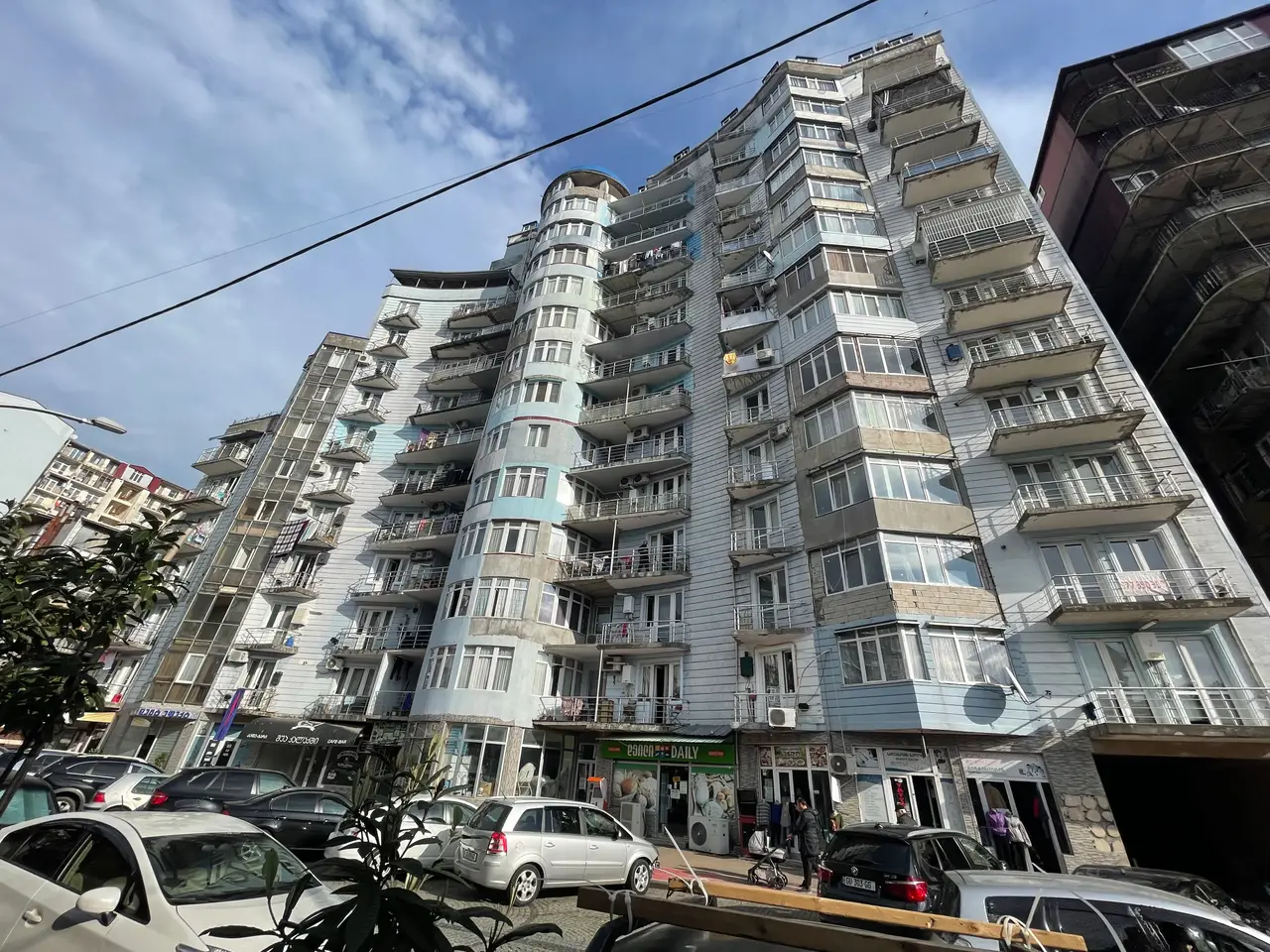 Новый 14 этажный жилой дом на улице Лермонтова. Квартиры с видом на город и на горы.