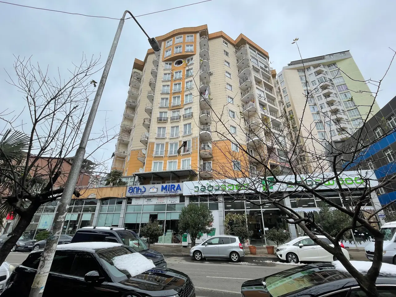 Новый 18 этажный жилой дом. Квартиры с видом на город Батуми.
