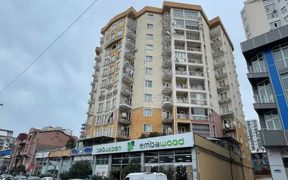 Новый 18 этажный жилой дом. Квартиры с видом на город Батуми.