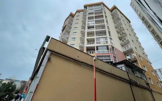Новый 18 этажный жилой дом. Квартиры с видом на город Батуми.