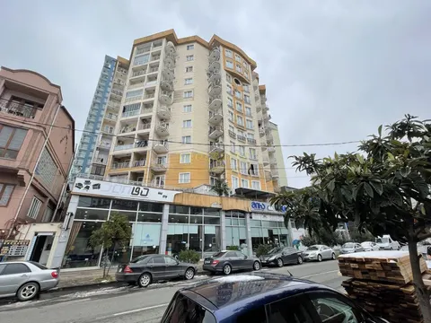 Новый 18 этажный жилой дом. Квартиры с видом на город Батуми.