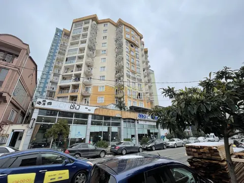 Новый 18 этажный жилой дом. Квартиры с видом на город Батуми.