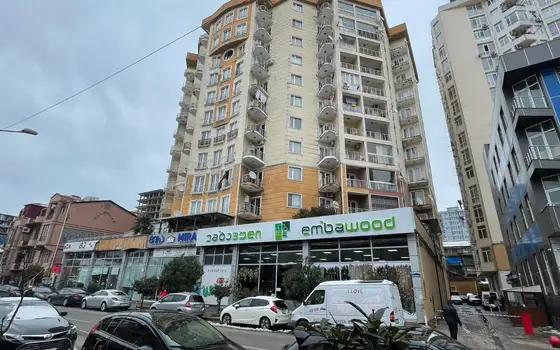 Новый 18 этажный жилой дом. Квартиры с видом на город Батуми.