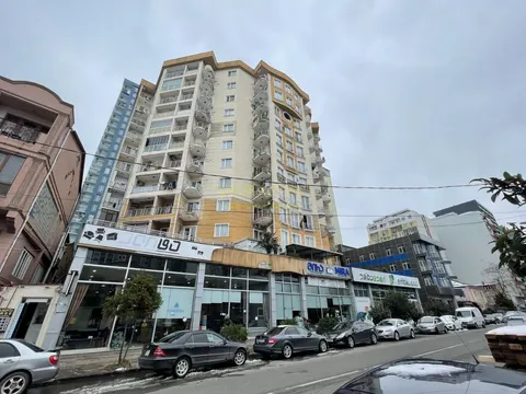 Новый 18 этажный жилой дом. Квартиры с видом на город Батуми.