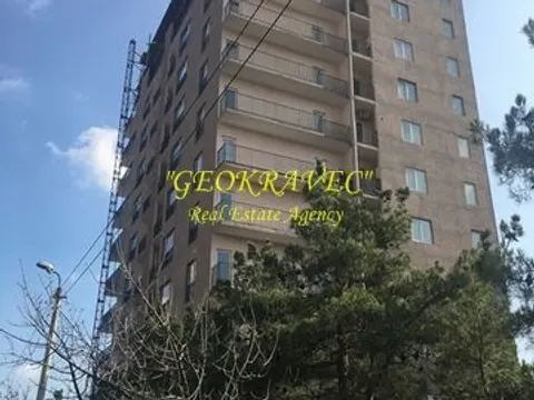 Новый 10 этажный жилой дом в тихом районе в Тбилиси. квартиры с видом на горы и на город. Тбилиси. Грузия.