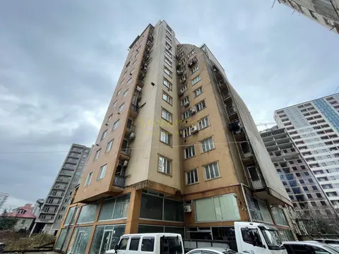Новый жилой дом на улице Абусеридзе у моря. Квартиры с видом на горы и на город Батуми.