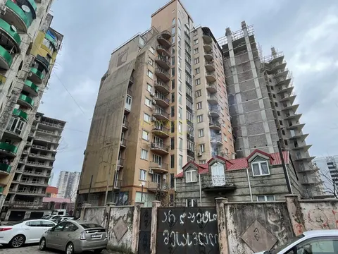 Новый жилой дом на улице Абусеридзе у моря. Квартиры с видом на горы и на город Батуми.