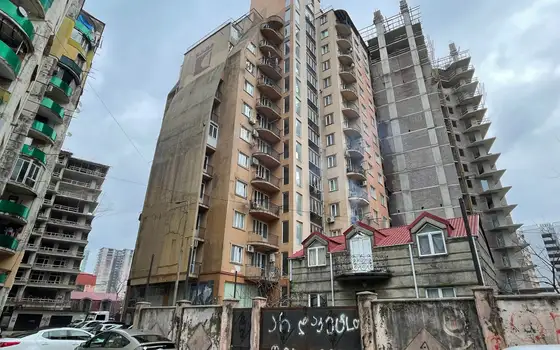 Новый жилой дом на улице Абусеридзе у моря. Квартиры с видом на горы и на город Батуми.
