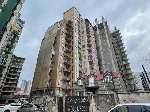 Новый жилой дом на улице Абусеридзе у моря. Квартиры с видом на горы и на город Батуми.