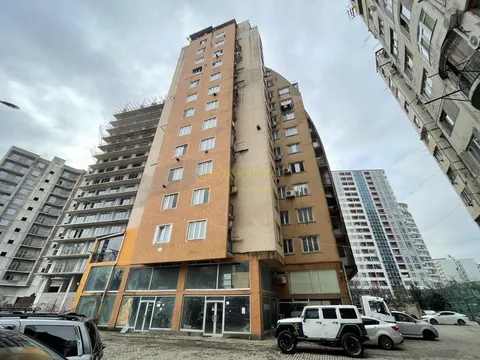 Новый жилой дом на улице Абусеридзе у моря. Квартиры с видом на горы и на город Батуми.