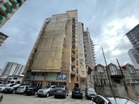 Новый жилой дом на улице Абусеридзе у моря. Квартиры с видом на горы и на город Батуми.