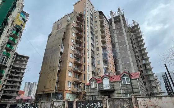 Новый жилой дом на улице Абусеридзе у моря. Квартиры с видом на горы и на город Батуми.