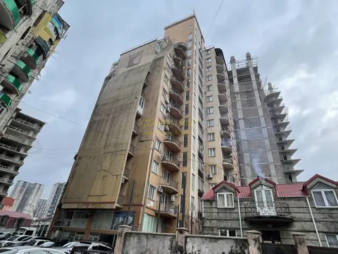 Новый жилой дом на улице Абусеридзе у моря. Квартиры с видом на горы и на город Батуми.