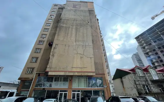 Новый жилой дом на улице Абусеридзе у моря. Квартиры с видом на горы и на город Батуми.