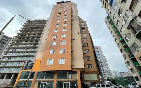 Новый жилой дом на улице Абусеридзе у моря. Квартиры с видом на горы и на город Батуми.