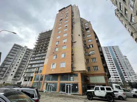 Новый жилой дом на улице Абусеридзе у моря. Квартиры с видом на горы и на город Батуми.
