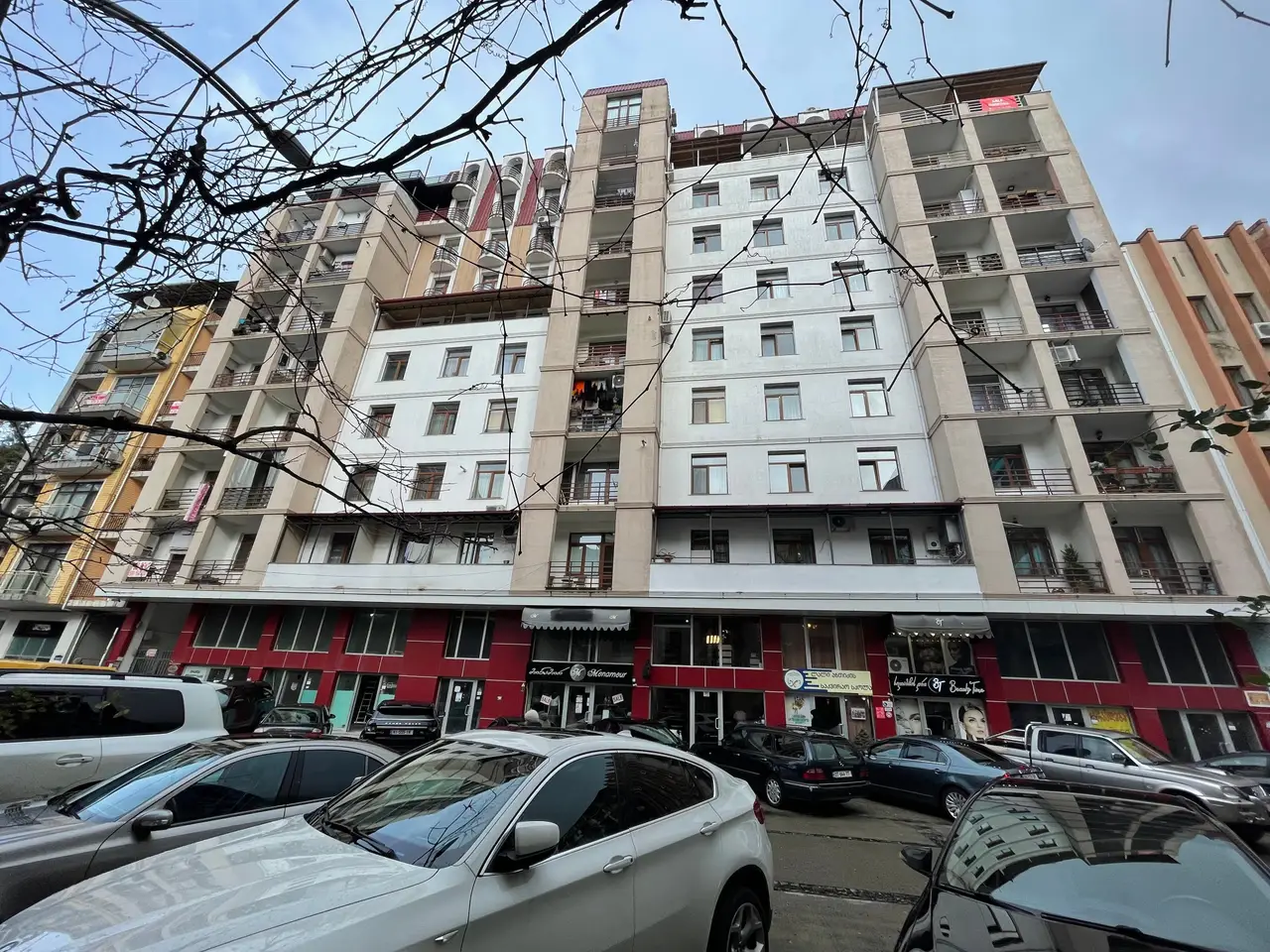 Новый 10 этажный жилой дом у парка 6 мая. Квартиры с видом на парк и на море.