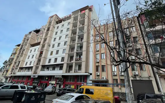 Новый 10 этажный жилой дом у парка 6 мая. Квартиры с видом на парк и на море.