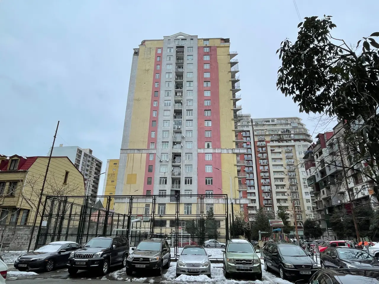 Новый 20 этажный жилой дом в центре города на ул. Чавчавадзе. Квартиры с видом на море и на горы.