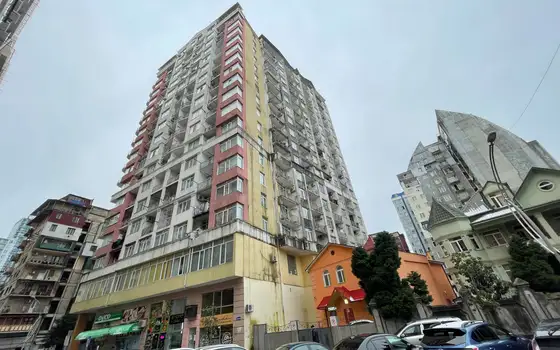 Новый 20 этажный жилой дом в центре города на ул. Чавчавадзе. Квартиры с видом на море и на горы.