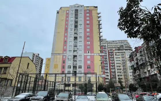 Новый 20 этажный жилой дом в центре города на ул. Чавчавадзе. Квартиры с видом на море и на горы.