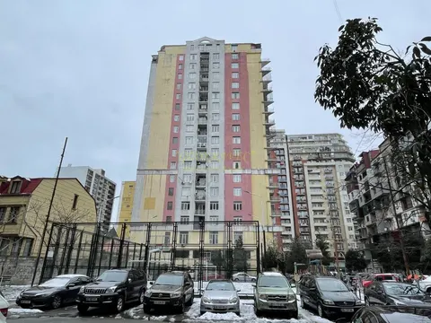Новый 20 этажный жилой дом в центре города на ул. Чавчавадзе. Квартиры с видом на море и на горы.