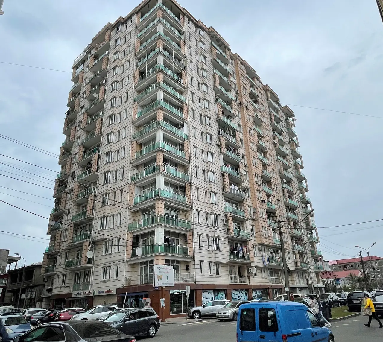 Новый 15 этажный жилой дом в тихом районе города Батуми с видом на город и на горы.