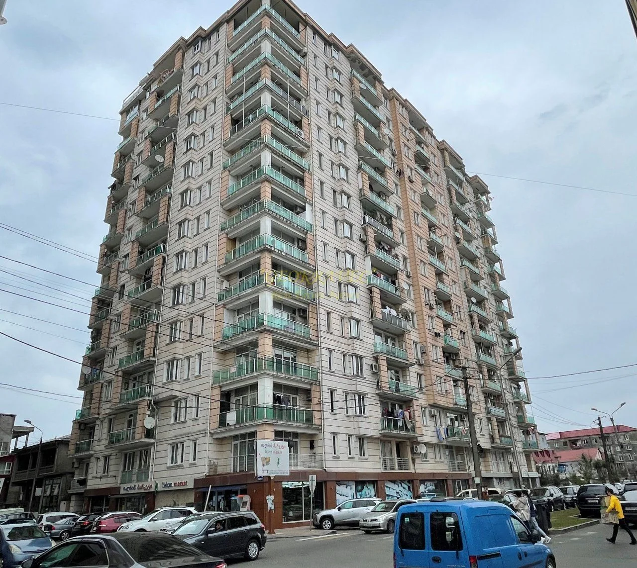 Новый 15 этажный жилой дом в тихом районе города Батуми с видом на город и на горы.