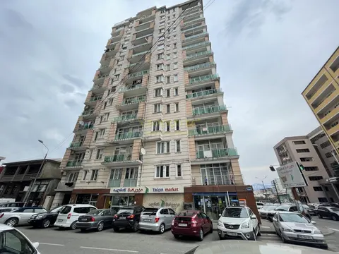 Новый 15 этажный жилой дом в тихом районе города Батуми с видом на город и на горы.