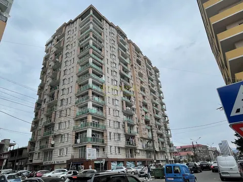 Новый 15 этажный жилой дом в тихом районе города Батуми с видом на город и на горы.