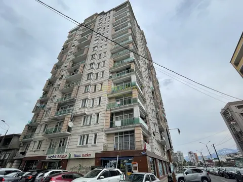 Новый 15 этажный жилой дом в тихом районе города Батуми с видом на город и на горы.