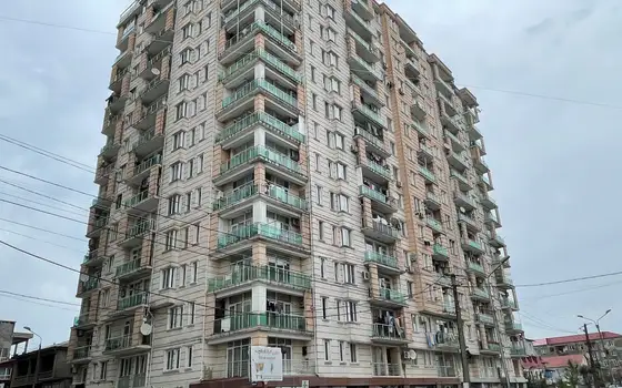 Новый 15 этажный жилой дом в тихом районе города Батуми с видом на город и на горы.