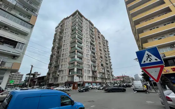 Новый 15 этажный жилой дом в тихом районе города Батуми с видом на город и на горы.