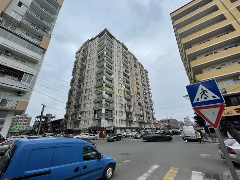 Новый 15 этажный жилой дом в тихом районе города Батуми с видом на город и на горы.