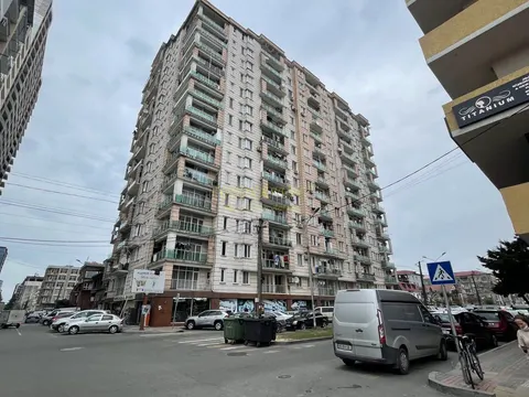 Новый 15 этажный жилой дом в тихом районе города Батуми с видом на город и на горы.
