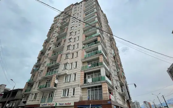 Новый 15 этажный жилой дом в тихом районе города Батуми с видом на город и на горы.