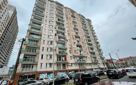 Новый 15 этажный жилой дом в тихом районе города Батуми с видом на город и на горы.