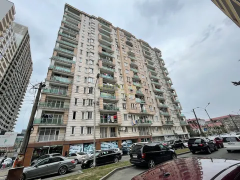 Новый 15 этажный жилой дом в тихом районе города Батуми с видом на город и на горы.