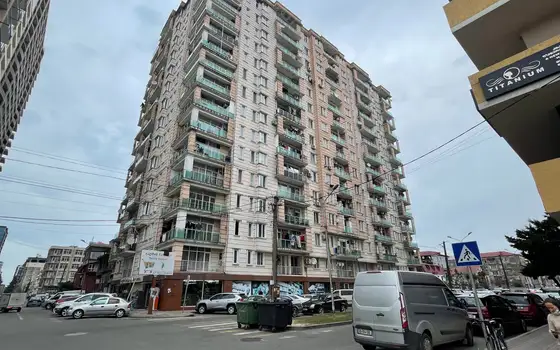 Новый 15 этажный жилой дом в тихом районе города Батуми с видом на город и на горы.