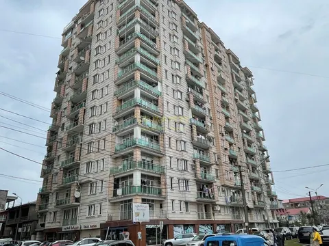 Новый 15 этажный жилой дом в тихом районе города Батуми с видом на город и на горы.