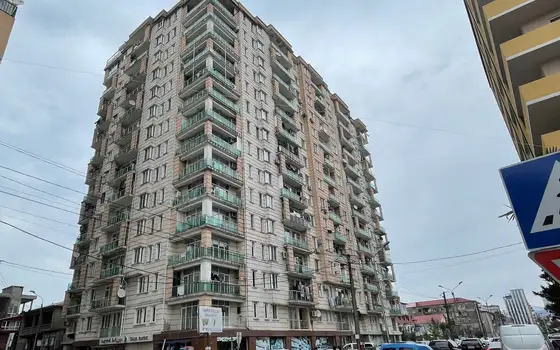 Новый 15 этажный жилой дом в тихом районе города Батуми с видом на город и на горы.