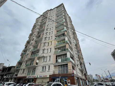 Новый 15 этажный жилой дом в тихом районе города Батуми с видом на город и на горы.