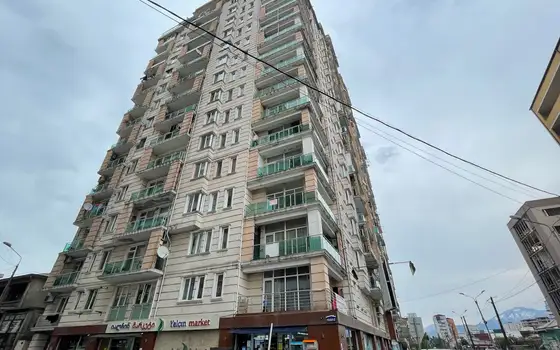 Новый 15 этажный жилой дом в тихом районе города Батуми с видом на город и на горы.