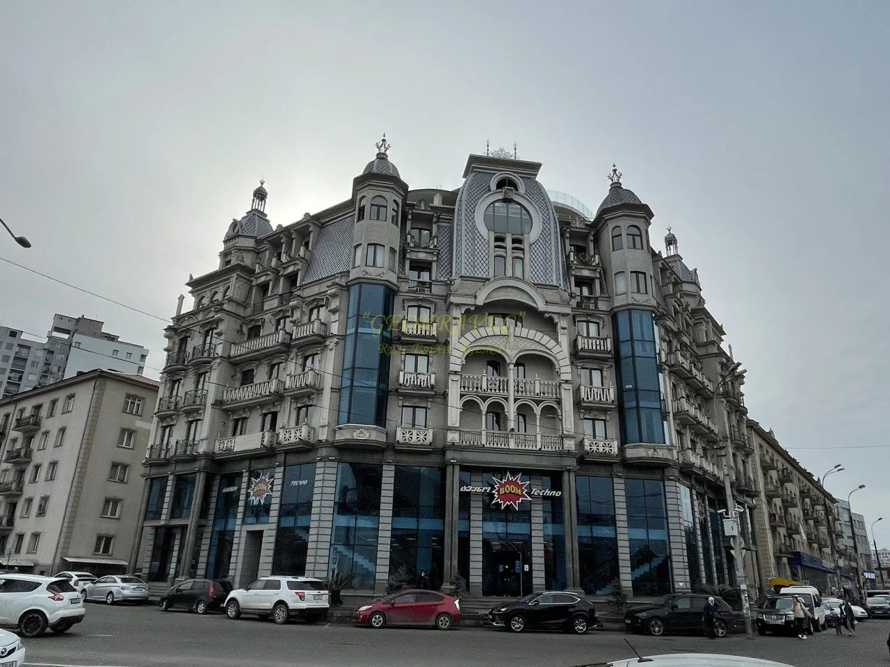 Новый дом в центре города у канатной дороги. Квартиры с видом на море и на город.