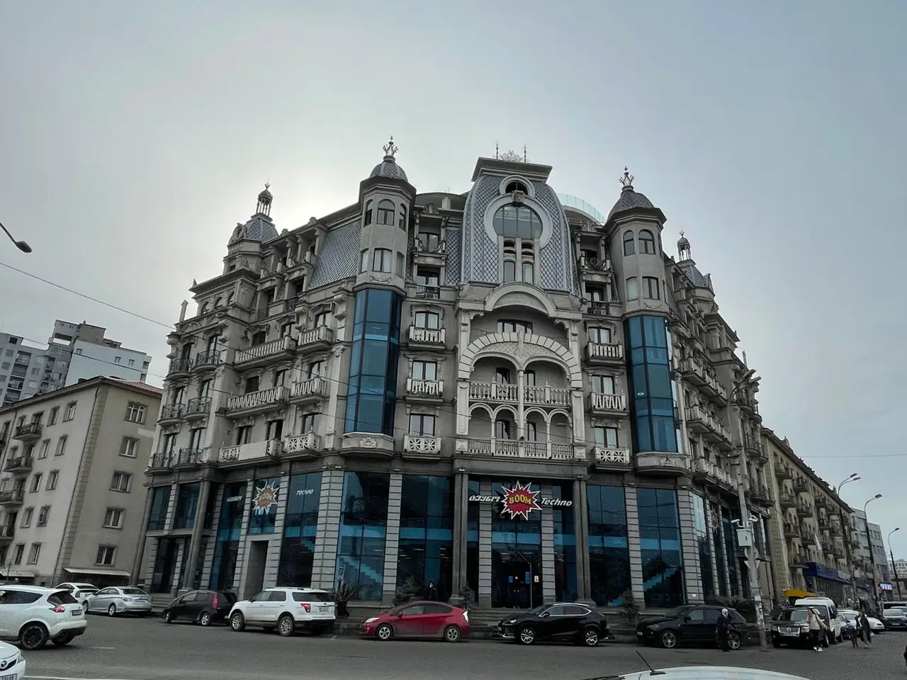 Новый дом в центре города у канатной дороги. Квартиры с видом на море и на город.