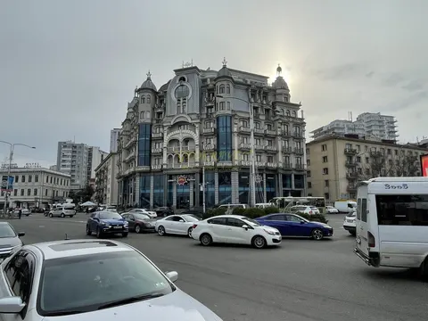 Новый дом в центре города у канатной дороги. Квартиры с видом на море и на город.