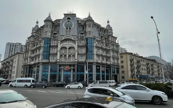 Новый дом в центре города у канатной дороги. Квартиры с видом на море и на город.