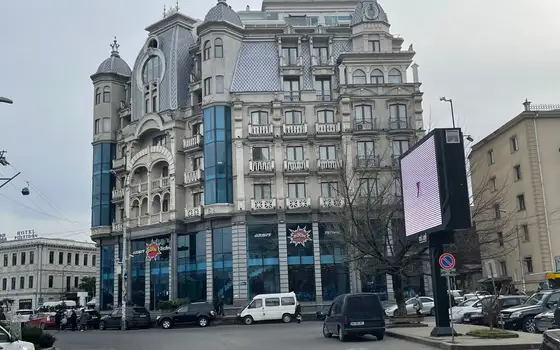 Новый дом в центре города у канатной дороги. Квартиры с видом на море и на город.